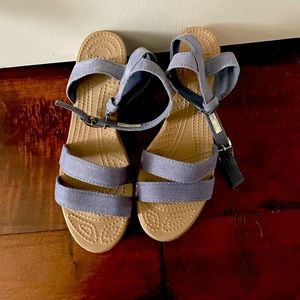 Denim croc wedges brand new never been used size 7 w